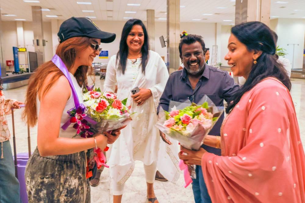 Keerthy-Suresh-welcomed-at-BIA-2 பண்டாரநாயக்கா சர்வதேச விமான நிலையம் (BIA) இன்று சில்க் ரூட்டில் இந்திய நடிகை கீர்த்தி சுரேஷை வரவேற்றது.