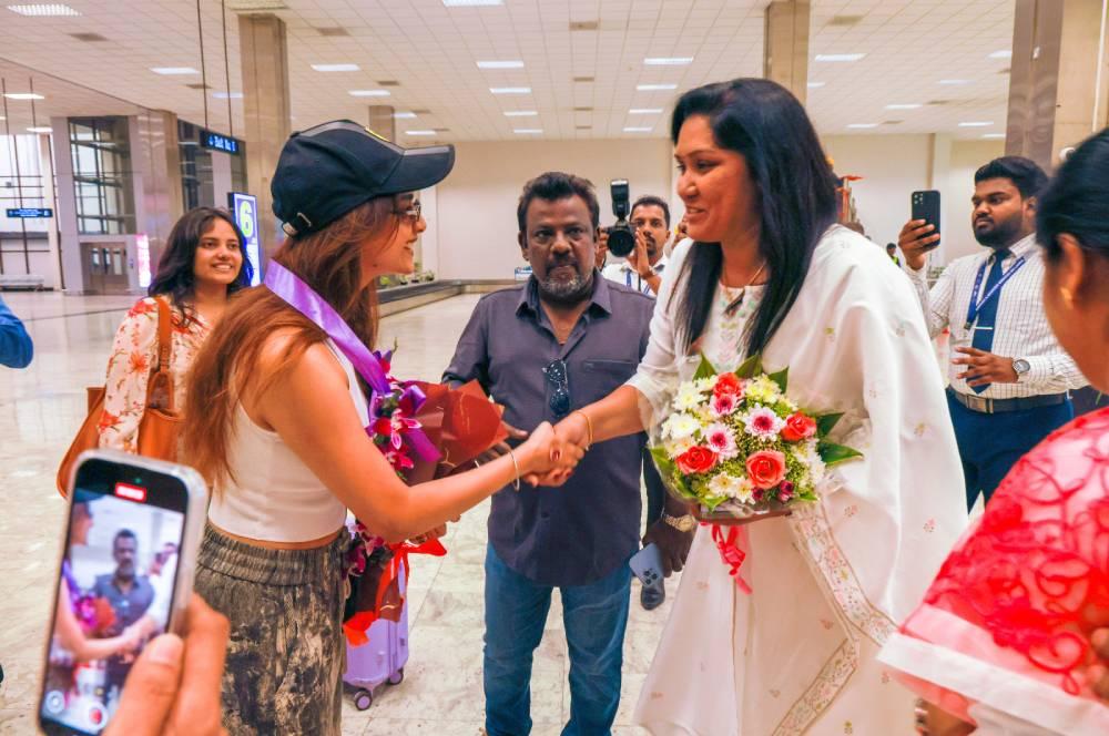 Keerthy-Suresh-welcomed-at-BIA-6 பண்டாரநாயக்கா சர்வதேச விமான நிலையம் (BIA) இன்று சில்க் ரூட்டில் இந்திய நடிகை கீர்த்தி சுரேஷை வரவேற்றது.