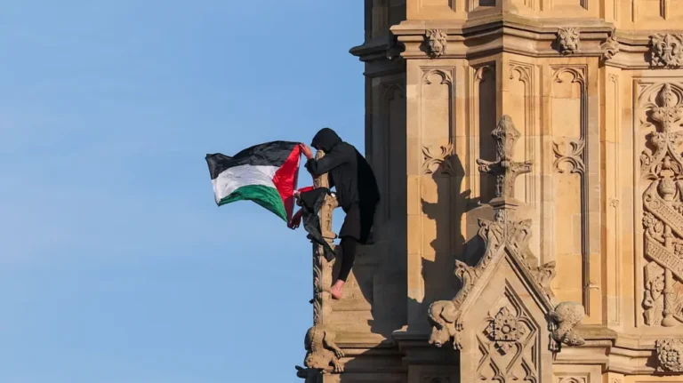 Man arrested after climbing Big Ben