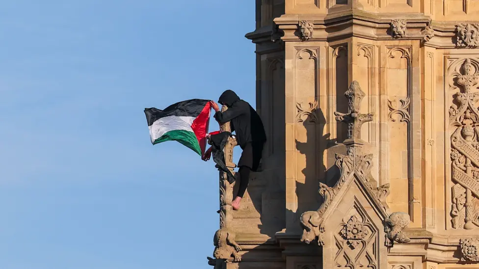 Man arrested after climbing Big Ben