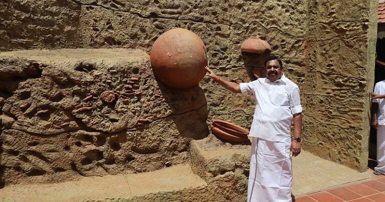 AIADMK General Secretary Palanisamy visited the museum in Keeladi