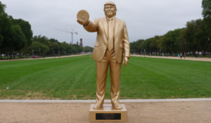 Trump-Golden-statue-with-bitcoin
