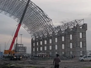 9 killed in steel arch collapse
