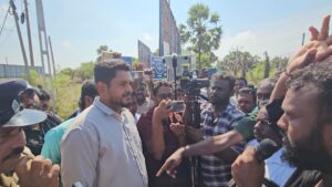 People protest against the plan to build a garbage dump in Ariyalai (1)